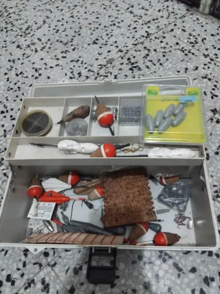 Caja de pesca con accesorios