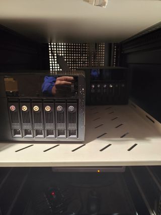 Rack 42U con 3 servidores HP