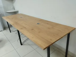 Mesa de oficina madera y metal con sus sillas.