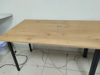 Mesa de oficina madera y metal con sus sillas.