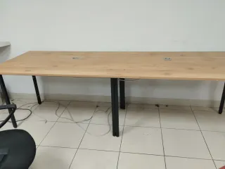 Mesa de oficina madera y metal con sus sillas.