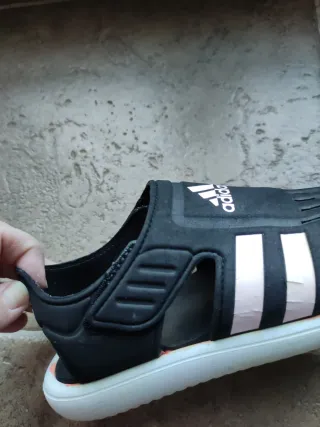 Chanclas Adidas Negras y Rosas