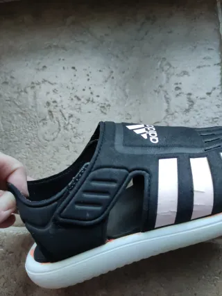 Chanclas Adidas Negras y Rosas