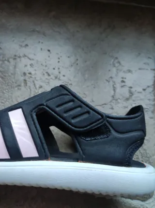 Chanclas Adidas Negras y Rosas
