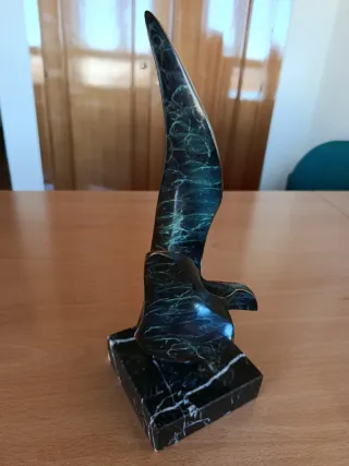 Escultura de mármol con base