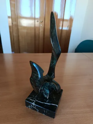 Escultura de mármol con base