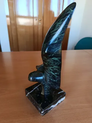 Escultura de mármol con base