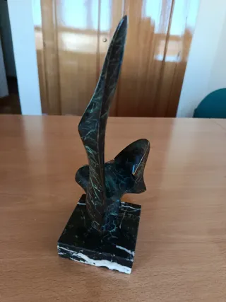 Escultura de mármol con base
