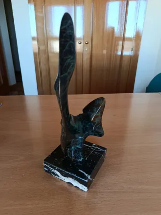 Escultura de mármol con base
