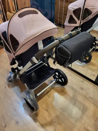 Carrito de paseo rosa con accesorios