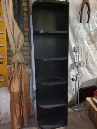 Esquinera negra de madera