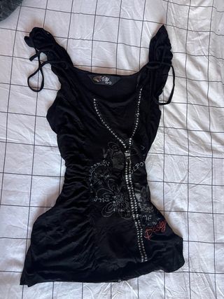 Camiseta negra desigual