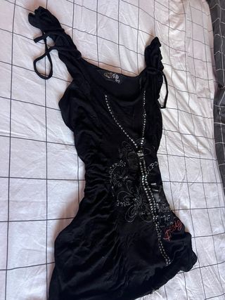 Camiseta negra desigual