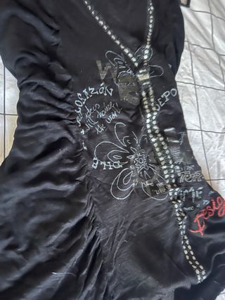 Camiseta negra desigual