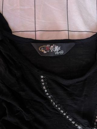 Camiseta negra desigual
