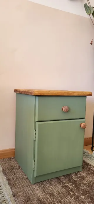 Mesita de noche de madera