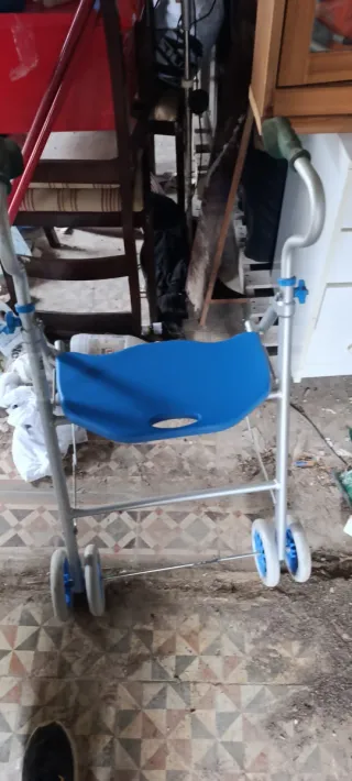 Andador con asiento azul