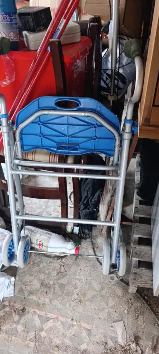 Andador con asiento azul