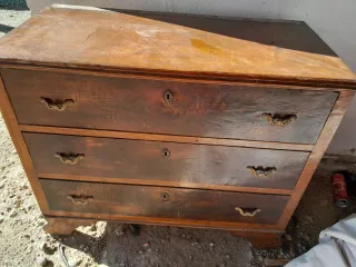 Cómoda vintage con espejo de madera