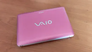 Mini portátil Sony VAIO rosa y plateado