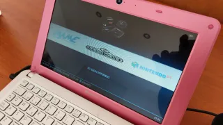 Mini portátil Sony VAIO rosa y plateado