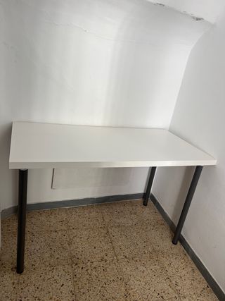 Mesa de escritorio Ikea blanca y gris