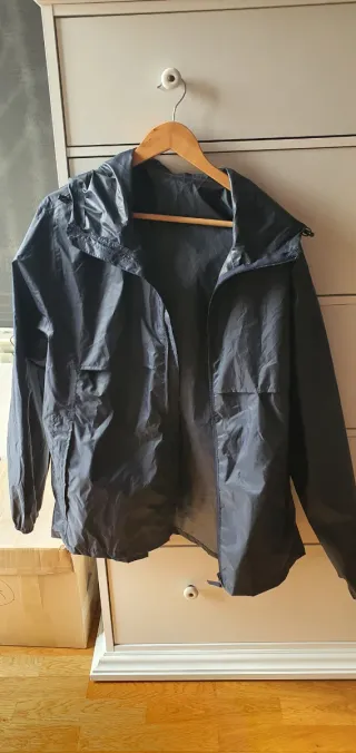 Chaqueta impermeable azul oscuro