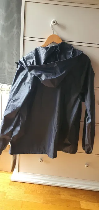 Chaqueta impermeable azul oscuro
