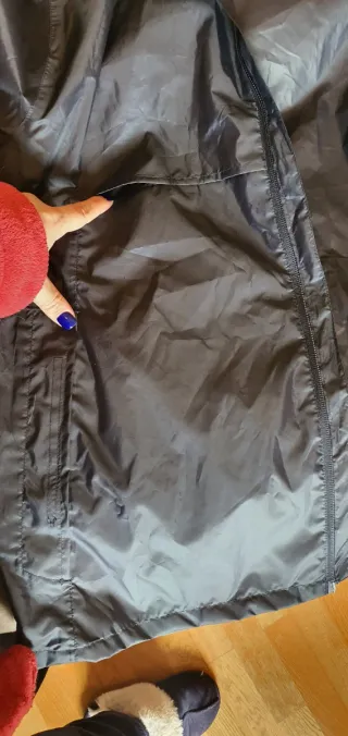 Chaqueta impermeable azul oscuro