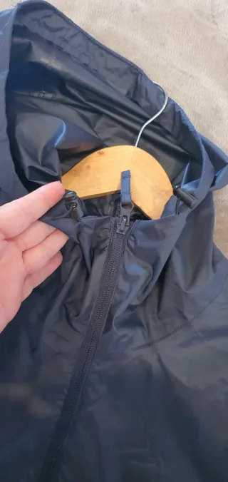 Chaqueta impermeable azul oscuro