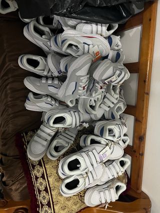 Zapatillas deportivas grises y blancas