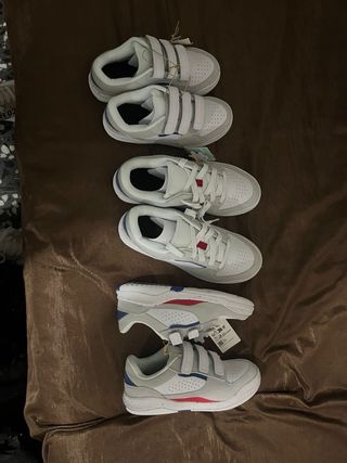 Zapatillas deportivas grises y blancas