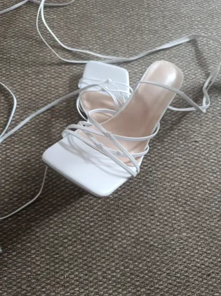 Sandalias blancas atadas