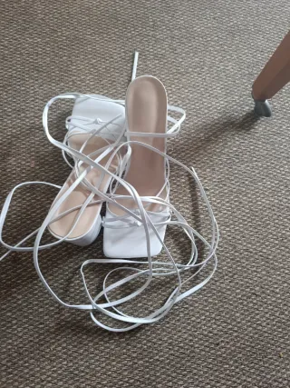 Sandalias blancas atadas