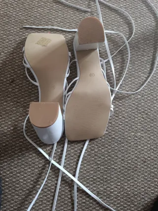 Sandalias blancas atadas