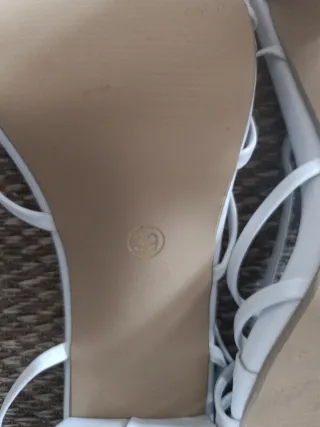 Sandalias blancas atadas