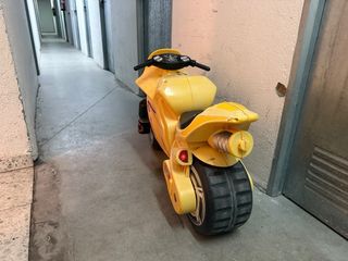 Bicicleta infantil verde y negra y moto