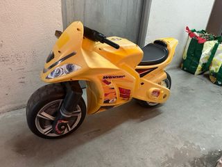 Bicicleta infantil verde y negra y moto