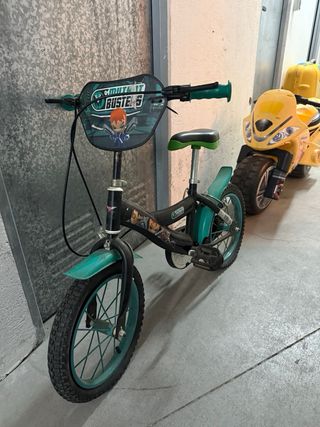 Bicicleta infantil verde y negra y moto