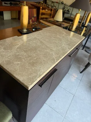 Mueble de madera con tapa de piedra