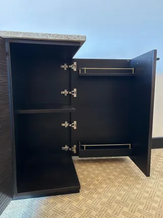 Mueble de madera con tapa de piedra