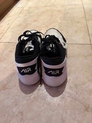 Zapatos Nike Niños Negros y Blancos