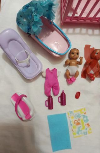 Barbie Skipper y bebé con accesorios.