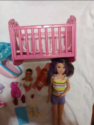Barbie Skipper y bebé con accesorios.