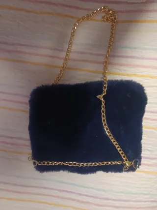 Bolso azul peludo con cadena dorada