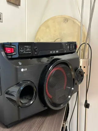 Equipo de Sonido LG Negro y Rojo