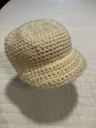 Gorro de lana con visera beige