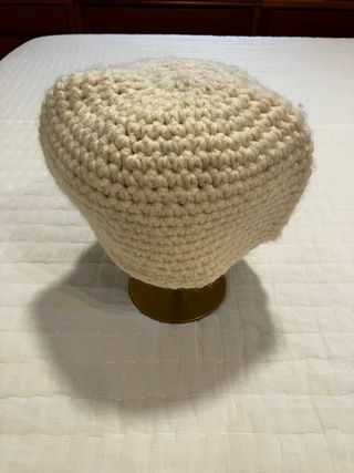 Gorro de lana con visera beige