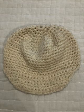 Gorro de lana con visera beige