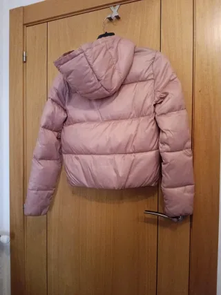 Cazadora rosa Bershka acolchada con capucha